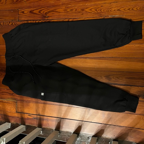 Koi & Beyond 24/7 Ravi 10-Pocket Cargo Jogger Scrub Pants Size Medium in Black - Picture 3 of 5